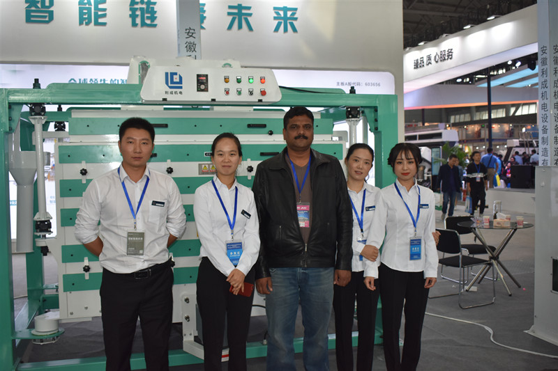 2019濱湖國際展會和Naveed合影.jpg